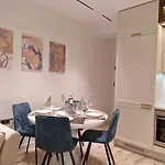 Apartment Marbel - Designer Retreat With Free Parking *