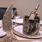 Apartment Marbel - Designer Retreat With Free Parking