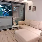 Apartment Marbel - Designer Retreat With Free Parking *