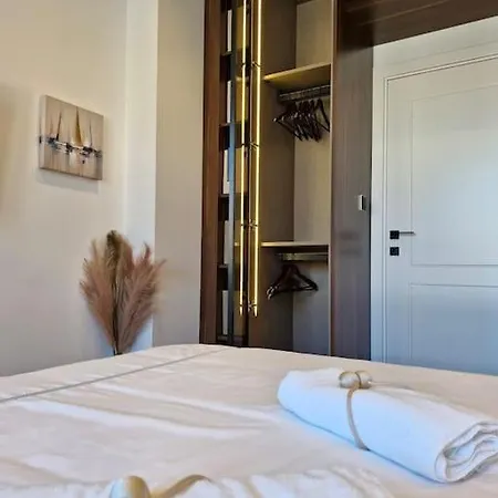 Marbél - Designer Retreat With Free Parking