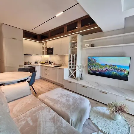 Marbél - Designer Retreat With Free Parking *