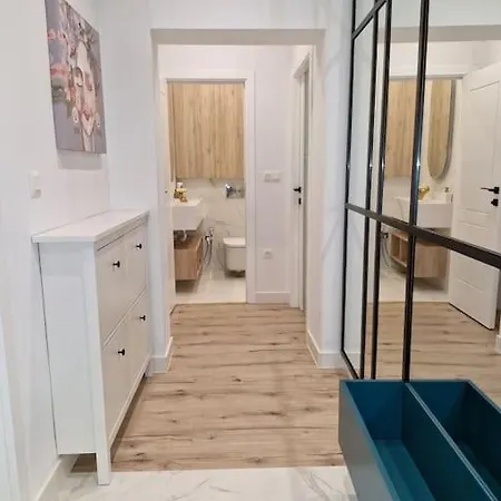 Appartement Marbél - Designer Retreat With Free Parking