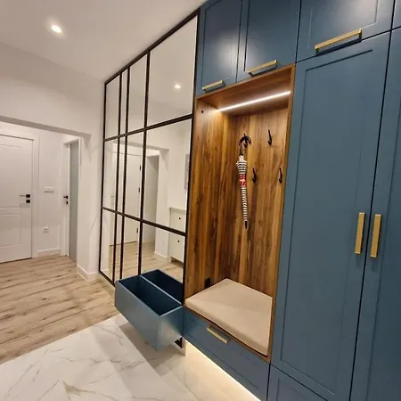 Marbél - Designer Retreat With Free Parking *