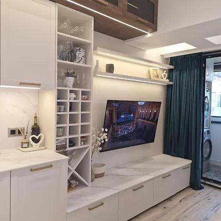 Marbél - Designer Retreat With Free Parking *