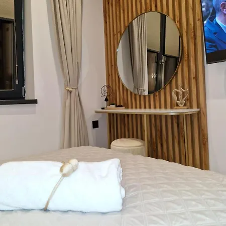 Marbél - Designer Retreat With Free Parking