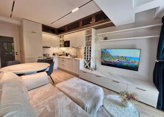 Marbel - Designer Retreat With Free Parking *