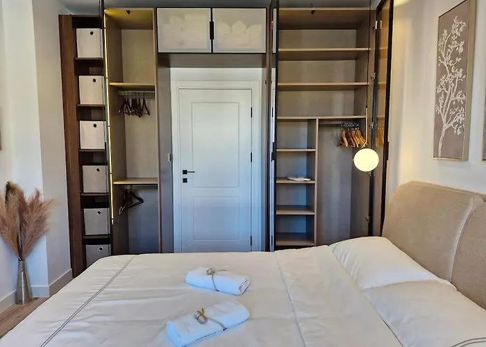 Apartment Marbel - Designer Retreat With Free Parking *