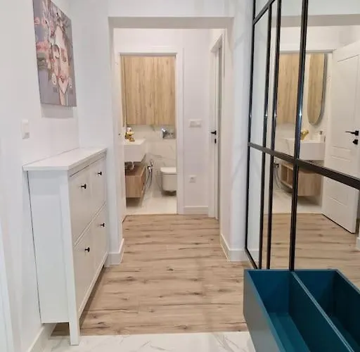 Apartment Marbel - Designer Retreat With Free Parking