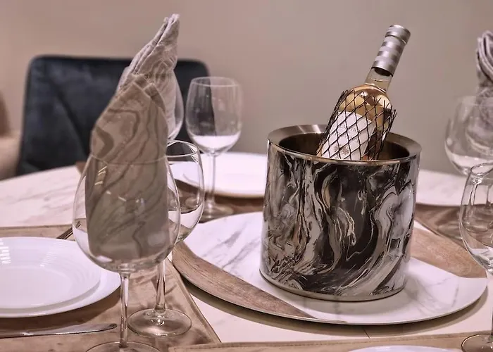 Apartment Marbel - Designer Retreat With Free Parking