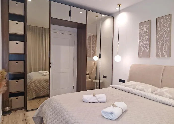 Apartment Marbel - Designer Retreat With Free Parking