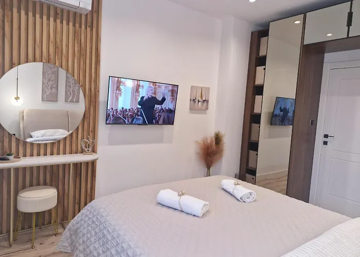 Apartment Marbel - Designer Retreat With Free Parking