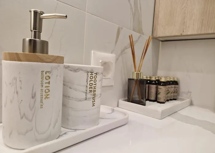 Apartment Marbel - Designer Retreat With Free Parking *