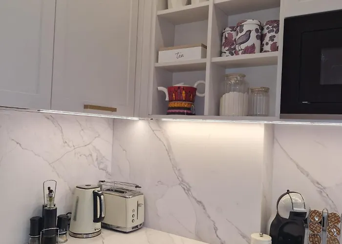 Apartment Marbel - Designer Retreat With Free Parking